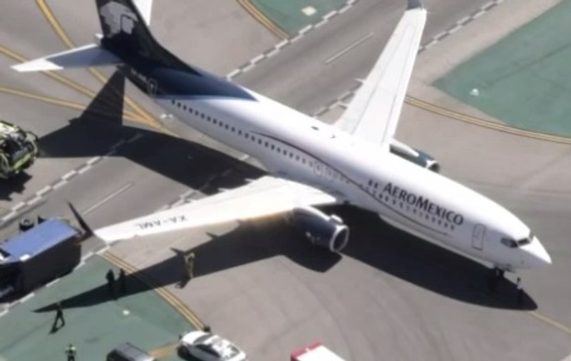 Un camion a fost răsturnat de un avion. Cel puțin opt oameni au fost răniți