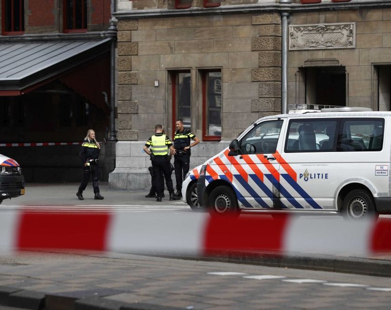 UPDATE / Atac cu cuțitul în Gara Centrală din Amsterdam. Răniții sunt americani, iar atacatorul este afgan. A fost un atac terosit