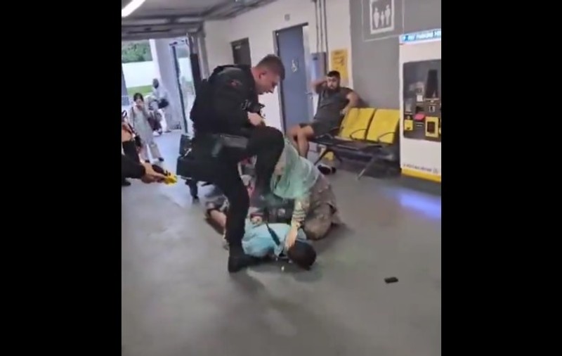 Imaginile cu un poliţist care face o arestare violentă pe aeroportul din Manchester stârnesc proteste | VIDEO