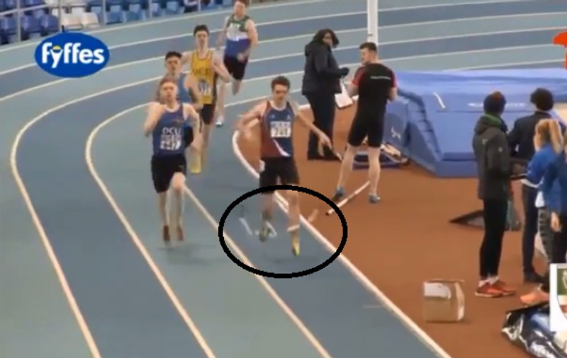 Cel mai stupid mod de a pierde o cursă la atletism. S-a împiedicat de un elastic! VIDEO