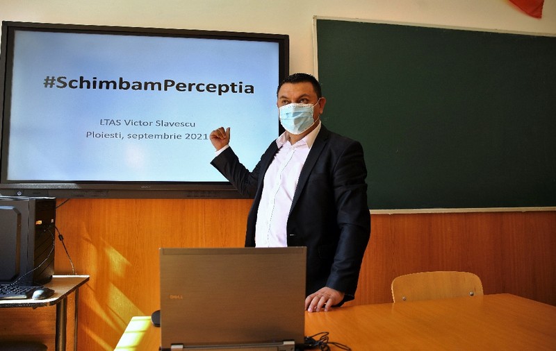 12 reguli pentru nota 10 fixate de un profesor de economie din Ploiești elevilor lui: la ore se vine doar la cămașă, telefoanele se lasă în găleată