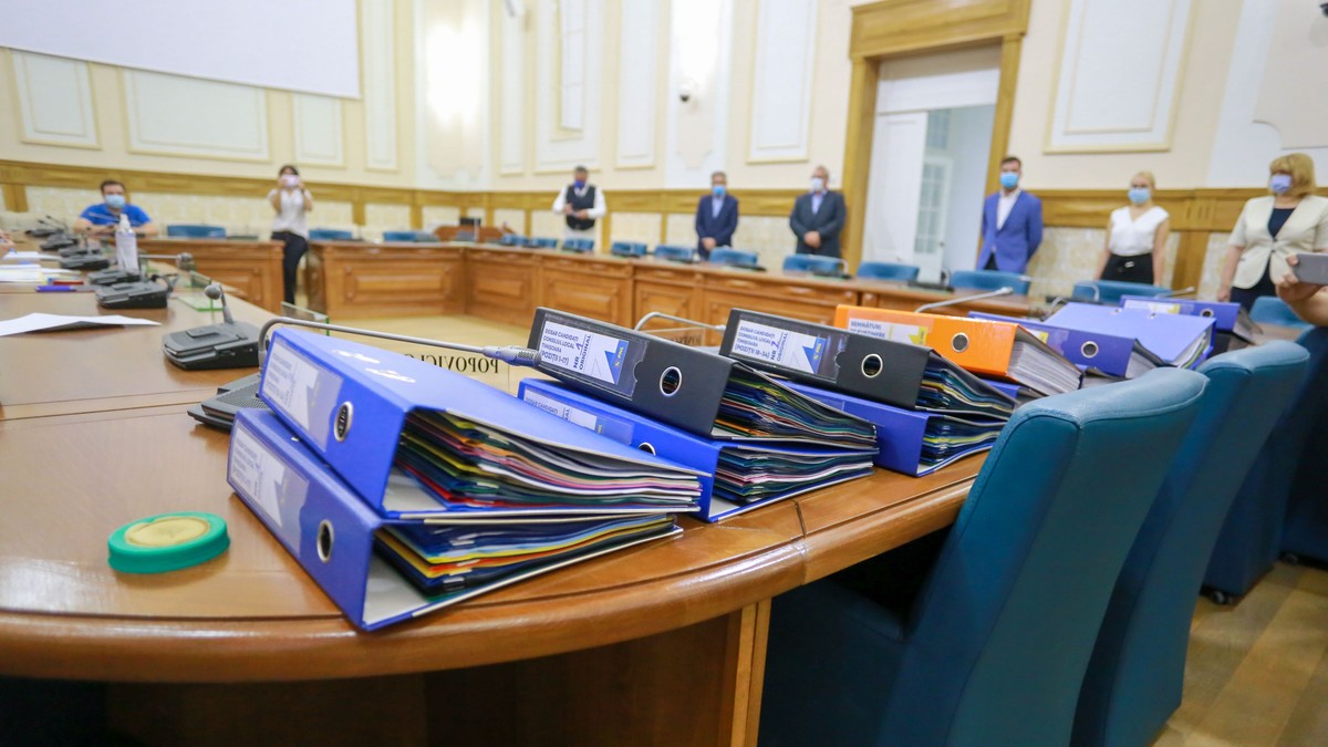 Vine apocalipsa bugetară? Economiștii spun că statul trebuie să reducă cheltuielile inutile în 2021, dar fără taie salariile. Birou