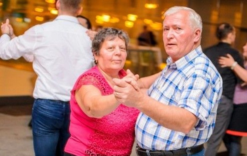 Doi sexagenari orădeni se păstrează tineri mergând la cursuri de dans de două ori pe săptămână!