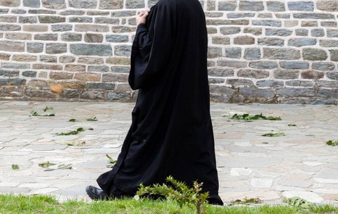 Preot in haine negre , calugar Athos