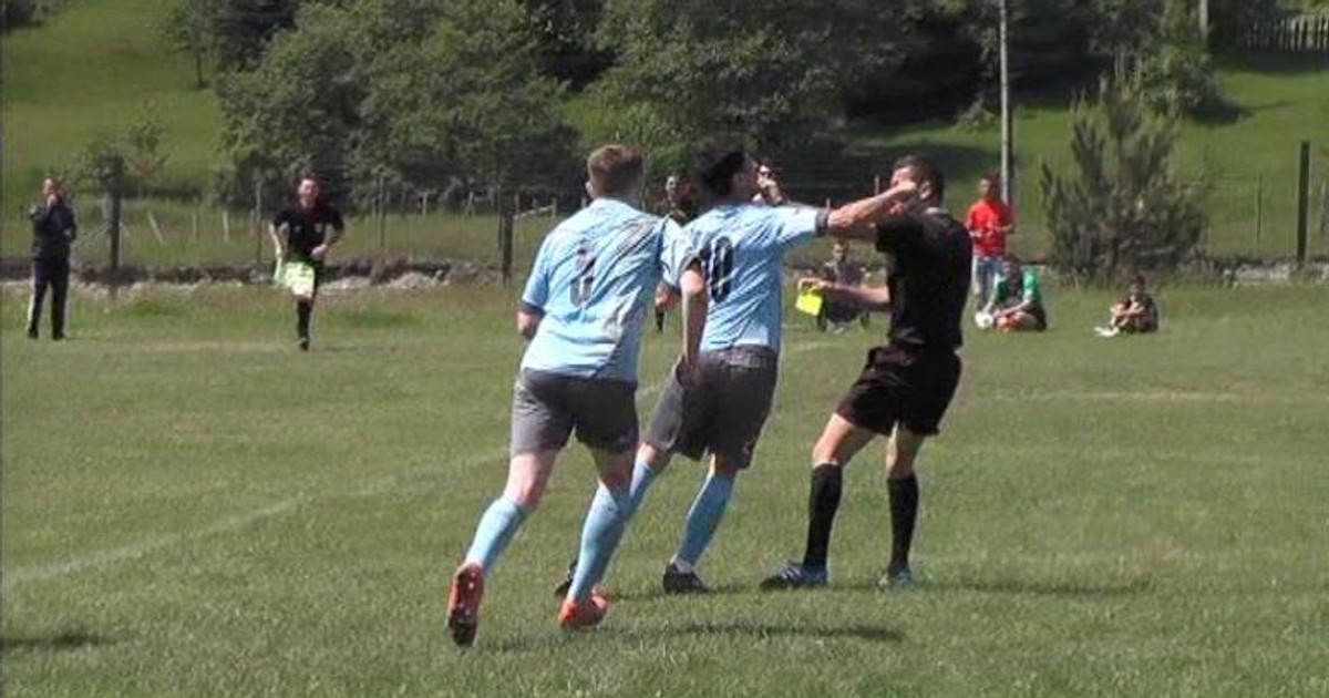 Un arbitru a fost luat la bătaie la un meci de fotbal din România: ”I-a dat o palmă de i-a sărit fluierul din gură!”