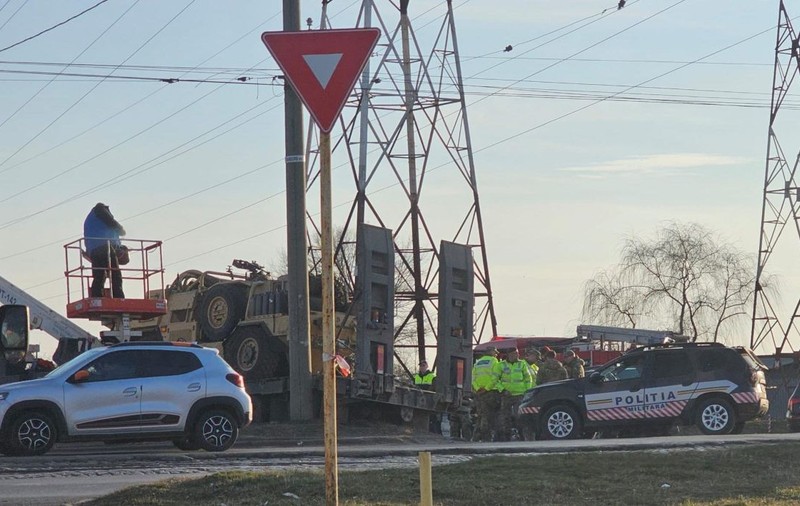 Un vehicul militar condus de un soldat britanic a acroșat doi stâlpi de electricitate din Galați