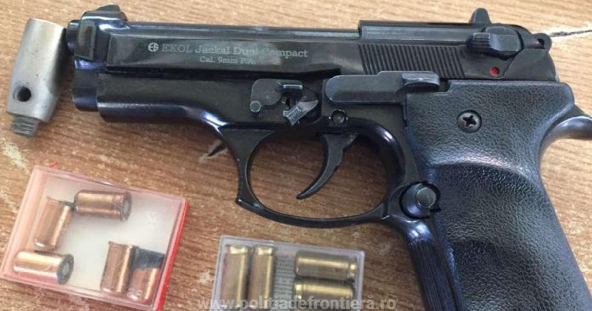 Un tânăr a fost reținut în timp ce încerca să vândă un pistol într-o parcare!
