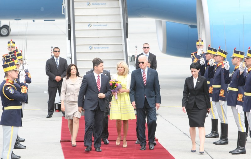 EXCLUSIV. Toţi posesorii de arme din Capitală, luaţi la puricat înaintea vizitei vicepreşedintelui american Joe Biden 