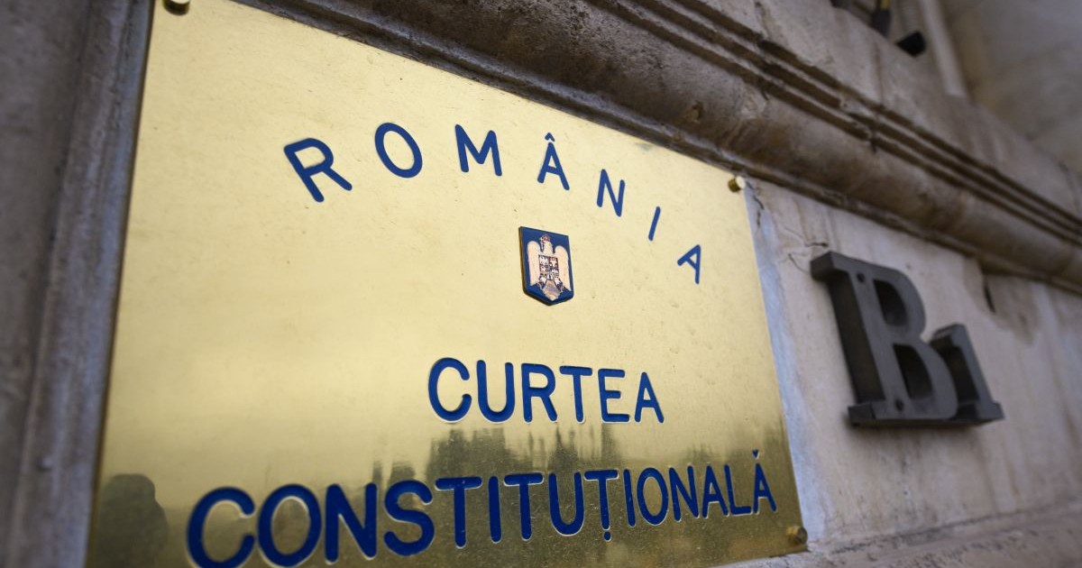 O placheta pe care este inscriptionat "Curtea Constitutionala" se poate vedea la intrarea in sediul CCR, la Palatul Parlamentulu