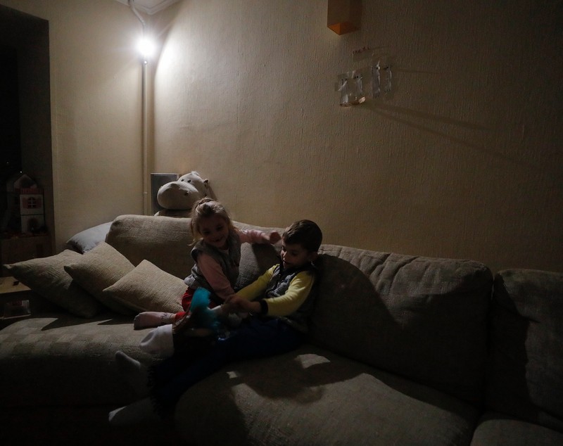 Imagini din Ucraina: cum trăiesc milioane de oameni fără curent. Rusia a atacat sâmbătă din nou cu rachete, țintit, centralele electrice