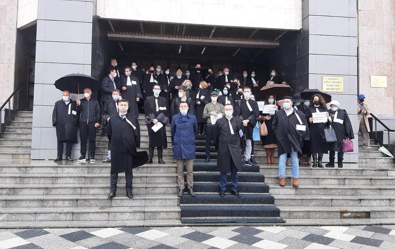 Protest al avocaților din Galați față de motivarea instanței supreme din dosarul „Ferma Băneasa”﻿