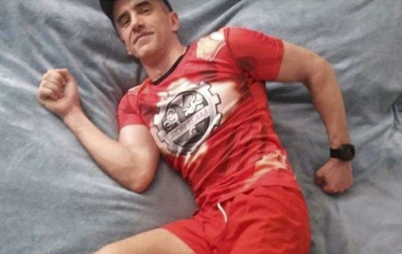 Un rus a alergat în jurul patului său timp de peste 10 ore