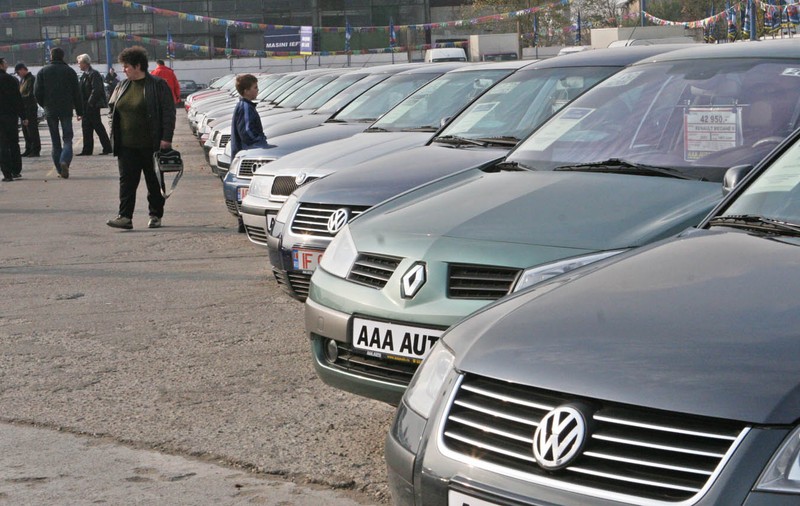 Românii preferă tot MAȘINILE VECHI. Câte autoturisme second hand au fost înmatriculate în 2015