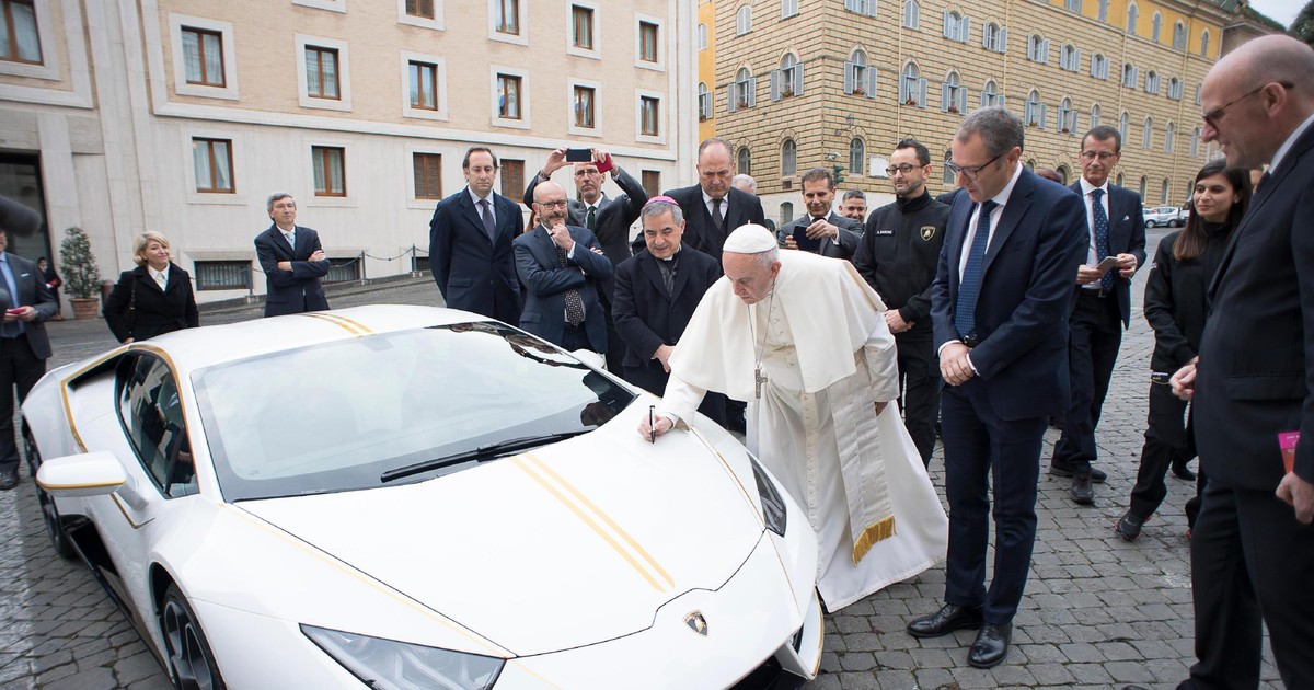 Papa Francisc vinde un Lamborghini