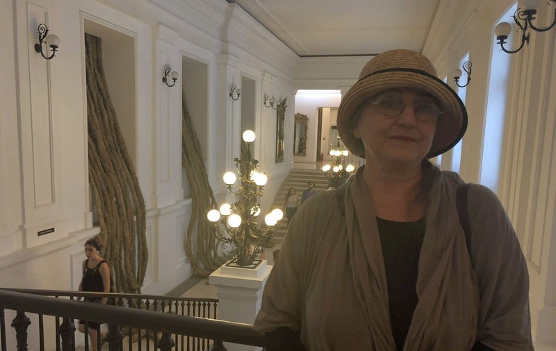 REPORTAJ: Arta din fân! Un deal întreg din Bucovina "a invadat" Muzeul de Artă din Timișoara: "Am vrut ca vegetalul să inunde spațiul nostru cotidian"