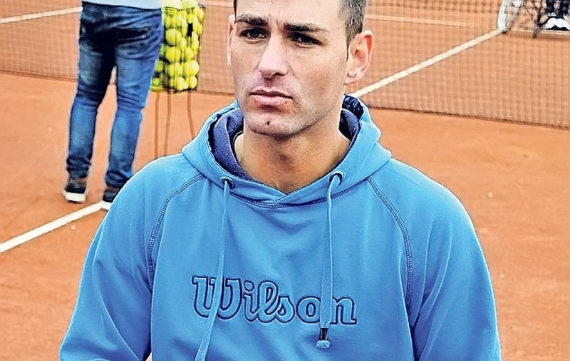 Trag peste fileu din scaunul cu rotile