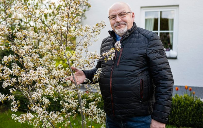 Un văduv îndurerat din Germania a plantat un pom în cenușa soției sale: „Irmgard înflorește în grădină”