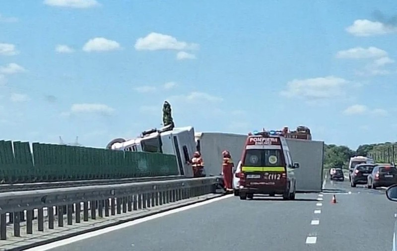 Circulație oprită timp de șapte ore pe Autostrada Soarelui, în zona Fundulea, după ce un TIR s-a răsturnat