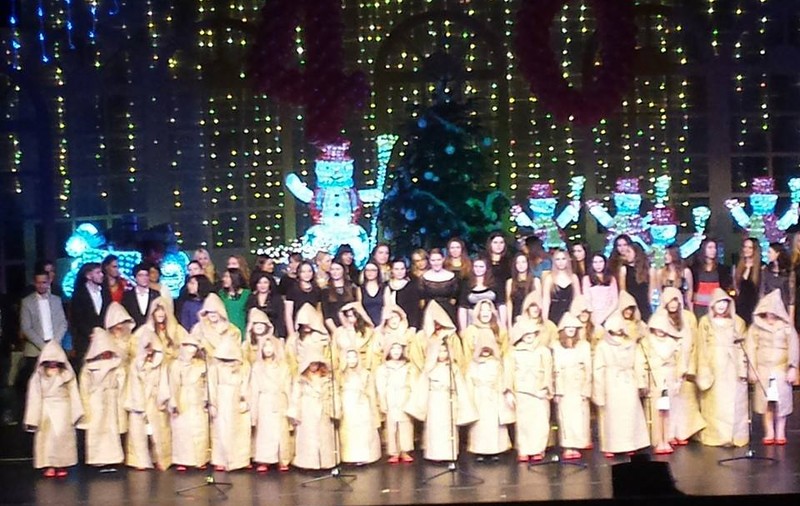 EXCLUSIV/ Copiii de la Allegretto s-au întors în România cu Trofeul celei mai mari manifestări muzicale pentru cei mici la nivel global. Au cântat la Teatrul Național din Beijing