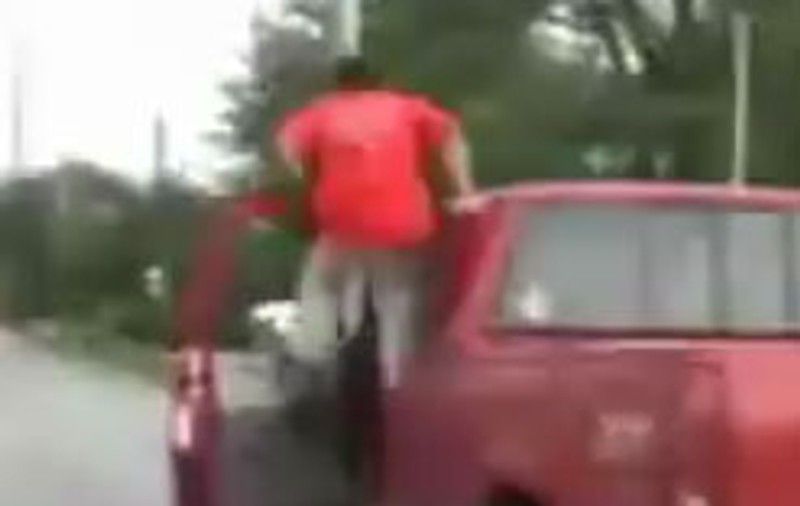 Şi-a făcut varză maşina, după ce a lăsat-o să meargă singură