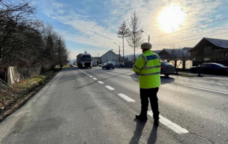 Polițist rănit în Argeș, după ce șoferul căruia îi făcuse semn să oprească a dat peste el