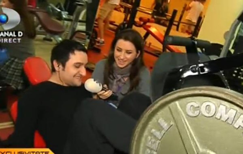 Profesorul de sport, asaltat de mesaje "dubioase" de la domnişoare. El se întreţine la sală | FOTO