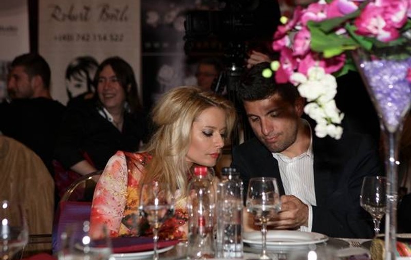 MAMA lui COSMIN o menajează pe LAURA COSOI! Vezi la ce treburi mici o PUNE SOACRA pe BLONDĂ!