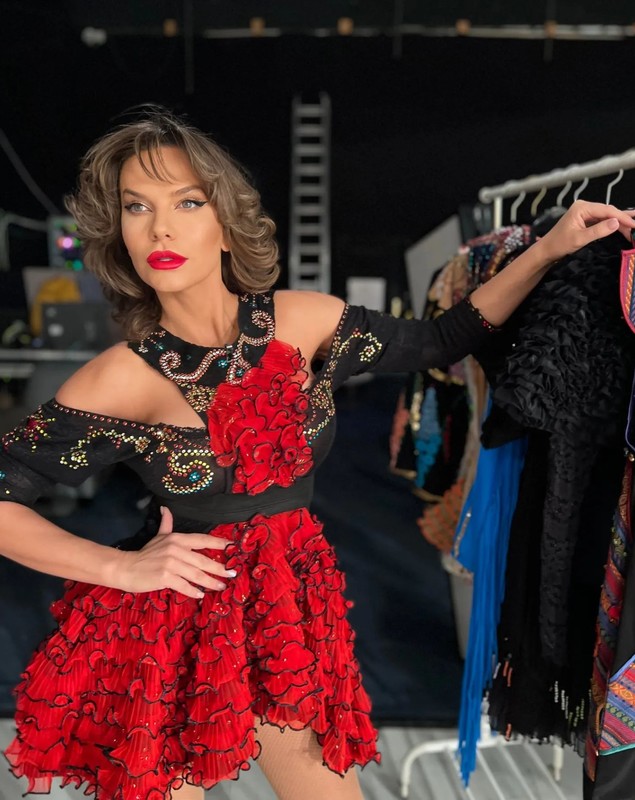 Povestea costumelor spectaculoase pe care Anna Lesko le poartă pe scenă. „Eu oricum vin dintr-o familie în care coseam și croșetam toți”