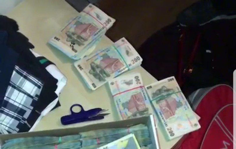 Cămătarii care au lăsat zeci de oameni fără case și mașini au păgubit și bănci. Polițiștii caută în calculatoarele suspecților și alte probe