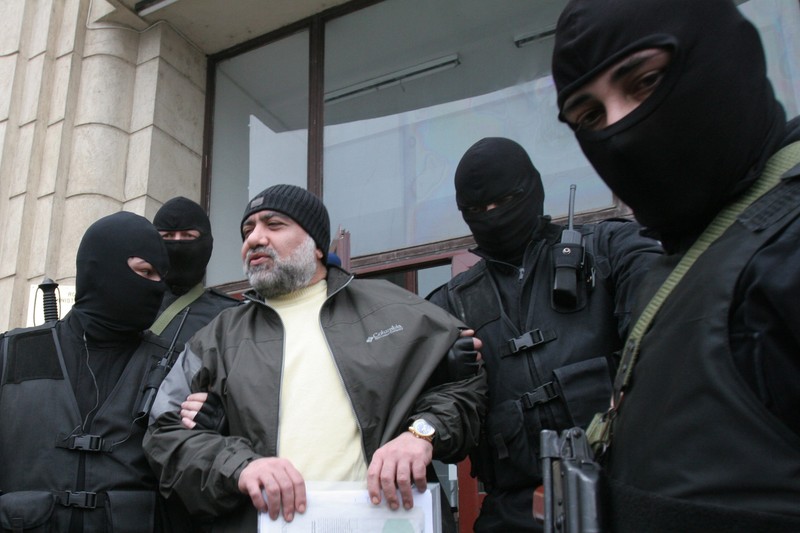 Omar Hayssam este ajutat sa iasa, miercuri 15 martie 2006, de la audierea in dosarul rapirii celor trei jurnalisti, audiere desfasurata la sediul Parchetului General din Bucuresti.