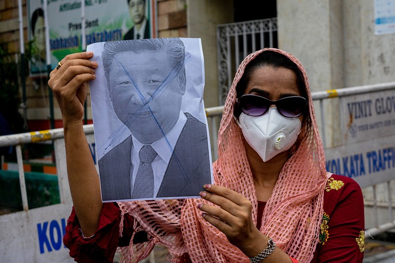 Femeie manifestând împotriva președintelui chinez Xi Jinping | Foto: Hepta