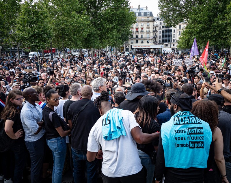Sute de oameni au sfidat, la Paris, interdicția de a protesta, la o săptămână după revoltele urbane care au aruncat Franța în haos. VIDEO