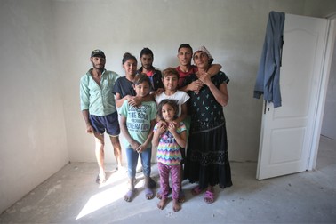 Carmen şi copiii ei încep să se obişnuiască în casa nouă şi mare