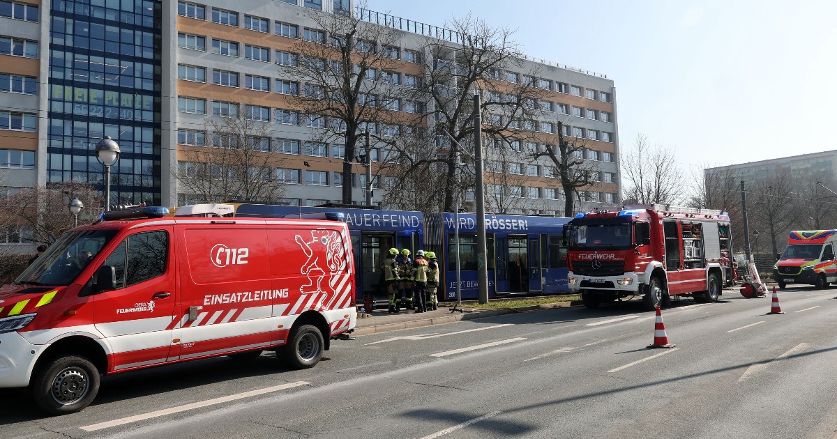 Ambulanțe, o mașină de pompieri pe o șosea și un grup de pompieri