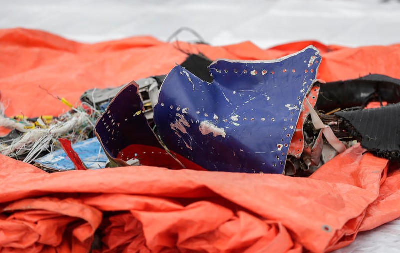 Rămășițe ale avionului dispărut în Indonezia au fost găsite de autorități. Mai mulți pescari, martori ai tragediei: „Am auzit o explozie puternică”