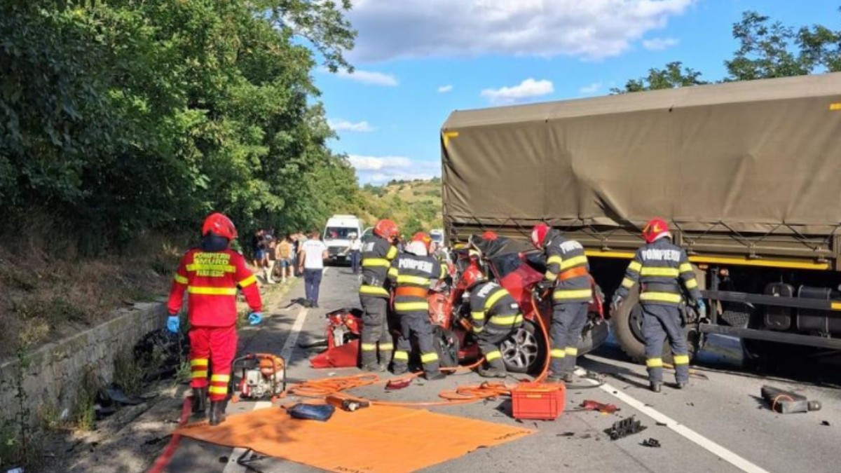 Pompieri care intervin la locul unui accident