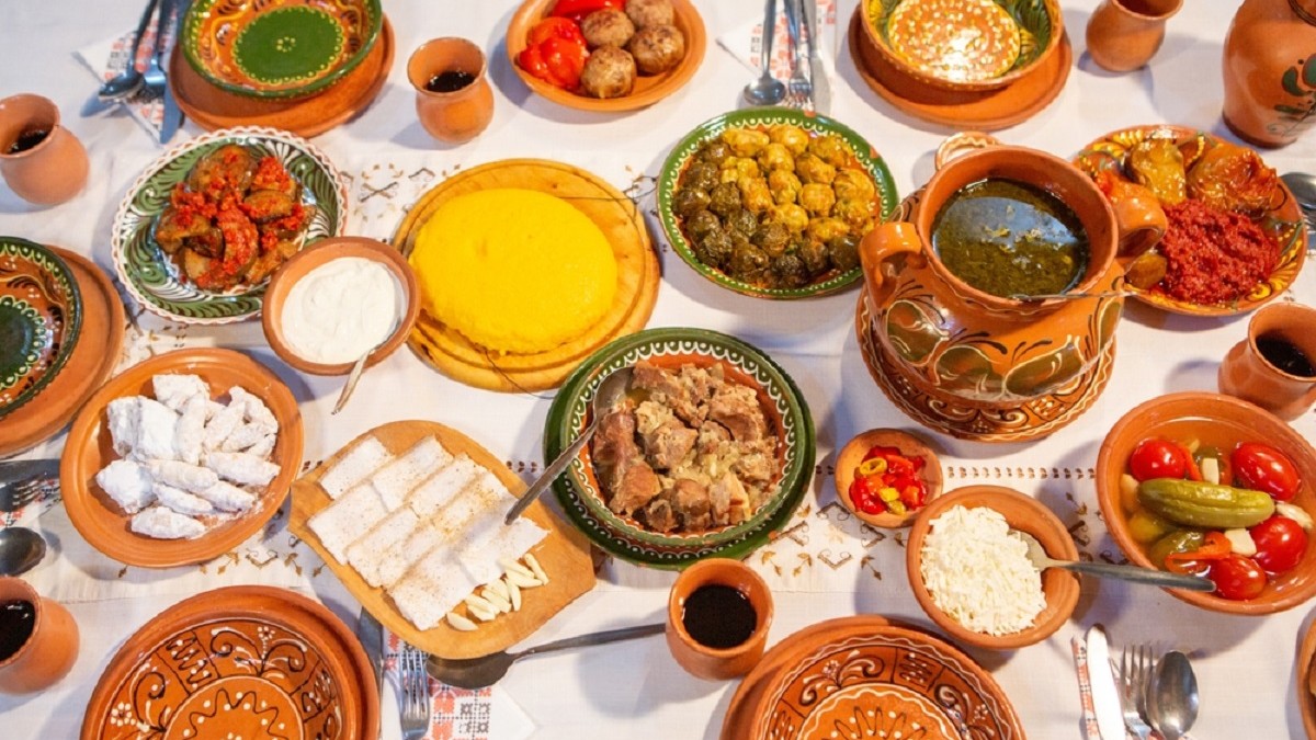 Lăsata secului - tradiții și obiceiuri. Ce trebuie să faci - Imagine cu o masa plina cu tot feluld e preparate delicioase
