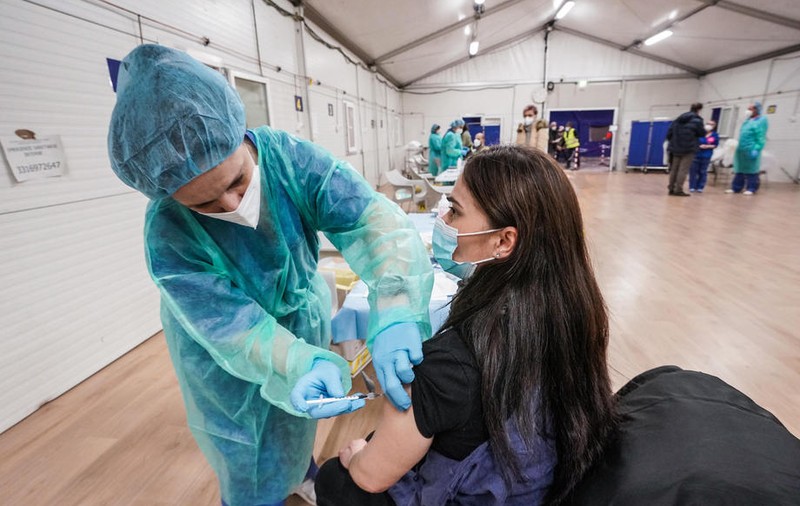 O asistentă a fost arestată în Italia pentru că le oferea o vaccinare falsă celor care se opun imunizării