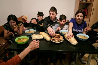 Copiii s-au așezat la masă ca să mănânce din mâncarea gătită de Mădălina