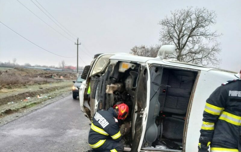 Autoutilitară răsturnată pe șosea, pe un drum din Ialomița. Doi adulți și un copil, transportați la spital