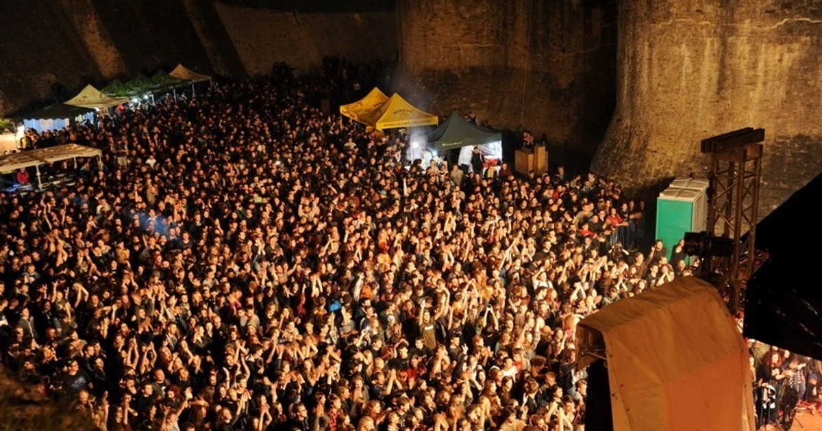 Mai mulți suceveni vor interzicerea unui festival rock la Suceava. Motivul: îndeamnă la crimă, sinucidere și promiscuitate sexuală