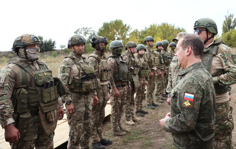 Dmitri Medvedev anunță că a vizitat trupele ruse din Ucraina, lăudându-se cu 325.000 de noi recruți. „Militarii dau dovadă de excelente calități de luptă"