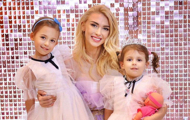Andreea Bălan strânge bani pentru fetele ei. Vrea ca Ella și Clara să aibă viitorul asigurat: „Au două conturi și la 18 ani vor avea acei bănuți”