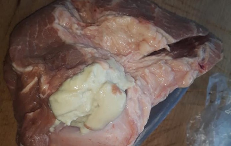 Carne cu puroi la supermarket. Părea o bucată obișnuită de ceafă de porc, dar un detaliu i-a dat de gând și a dus-o la control