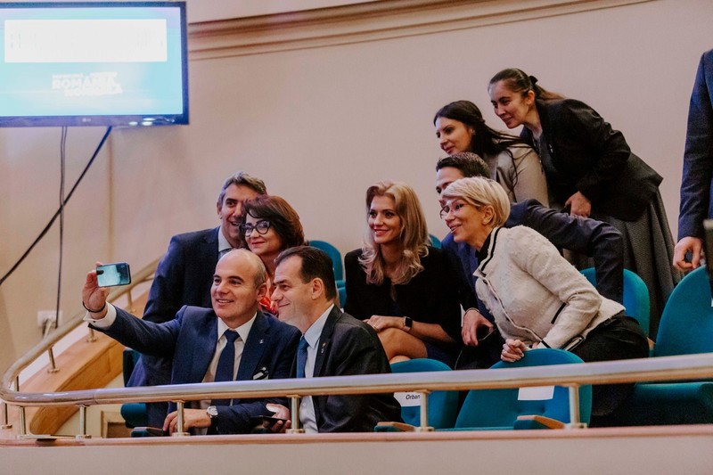 Și liberalii și-au făcut un selfie de grup în timpul evenimentului de la Biblioteca Centrală