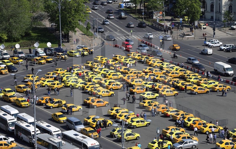 FOTO / Într-o cursă de 40 de minute prin Palatul Victoria, taximetriștii au găsit promisiunile pentru a învinge Uber. Șoferii vor putea fi amendaţi pentru transportul neautorizat de persoane