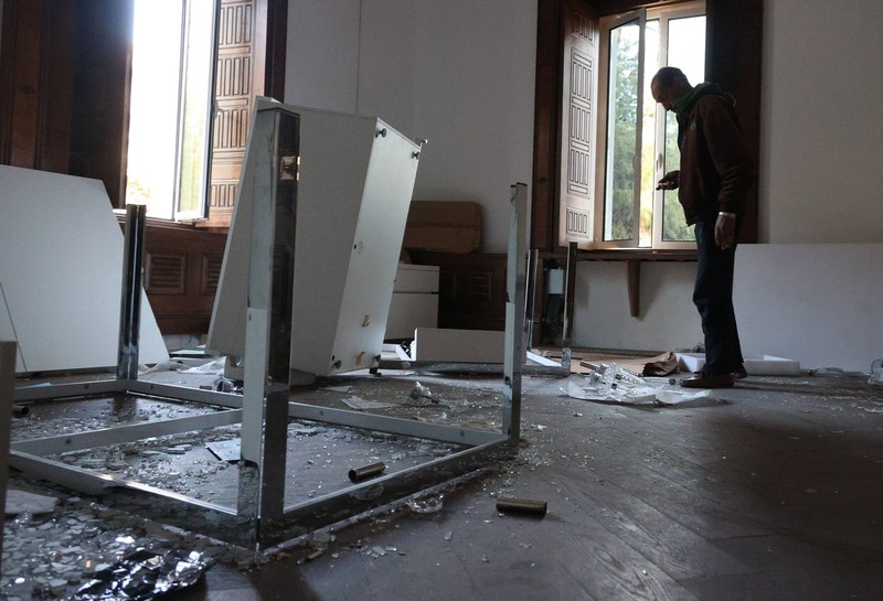 Sirieni descoperind palatul lui Bashar al-Assad, Damasc, Siria-