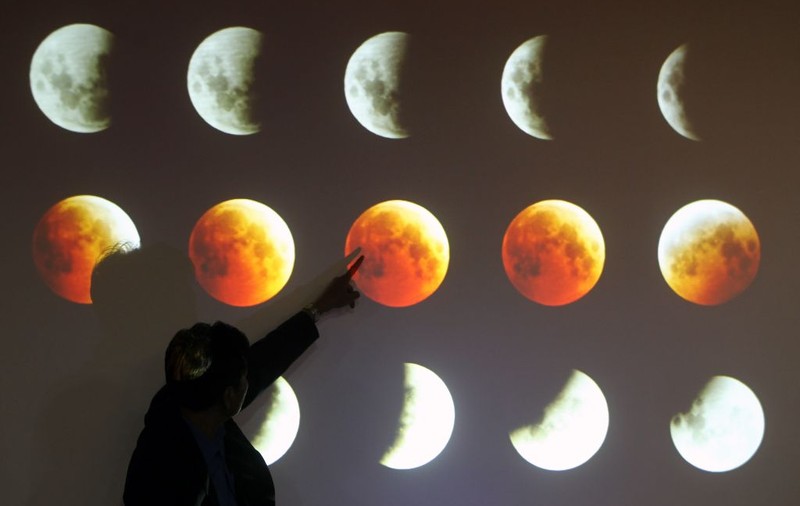 Fenomen astronomic foarte rar: Eclipsă de Lună şi Super Lună în aceeaşi noapte