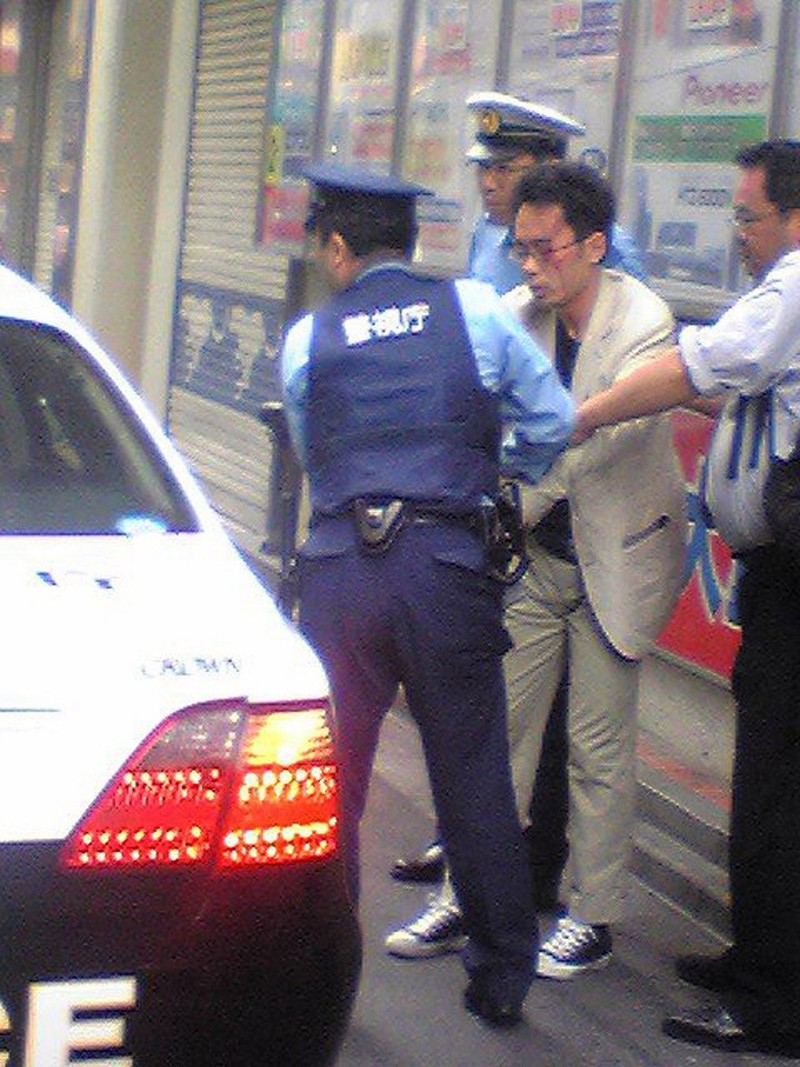Un trecător l-a fotografiat pe Tomohiro Kato în momentul în care a fost arestat, după masacru, la Tokyo. Foto: Profimedia Images