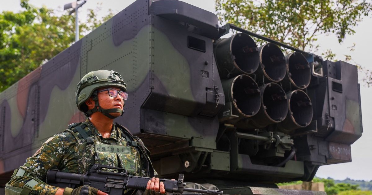 Un soldat stă de gardă lângă sistemul de rachete HIMARS mobilizat într-o poziție tactică, ca parte a exercițiului militar Han Kuang, desfășurat în Taichung, Taiwan, pe 12 iulie 2025